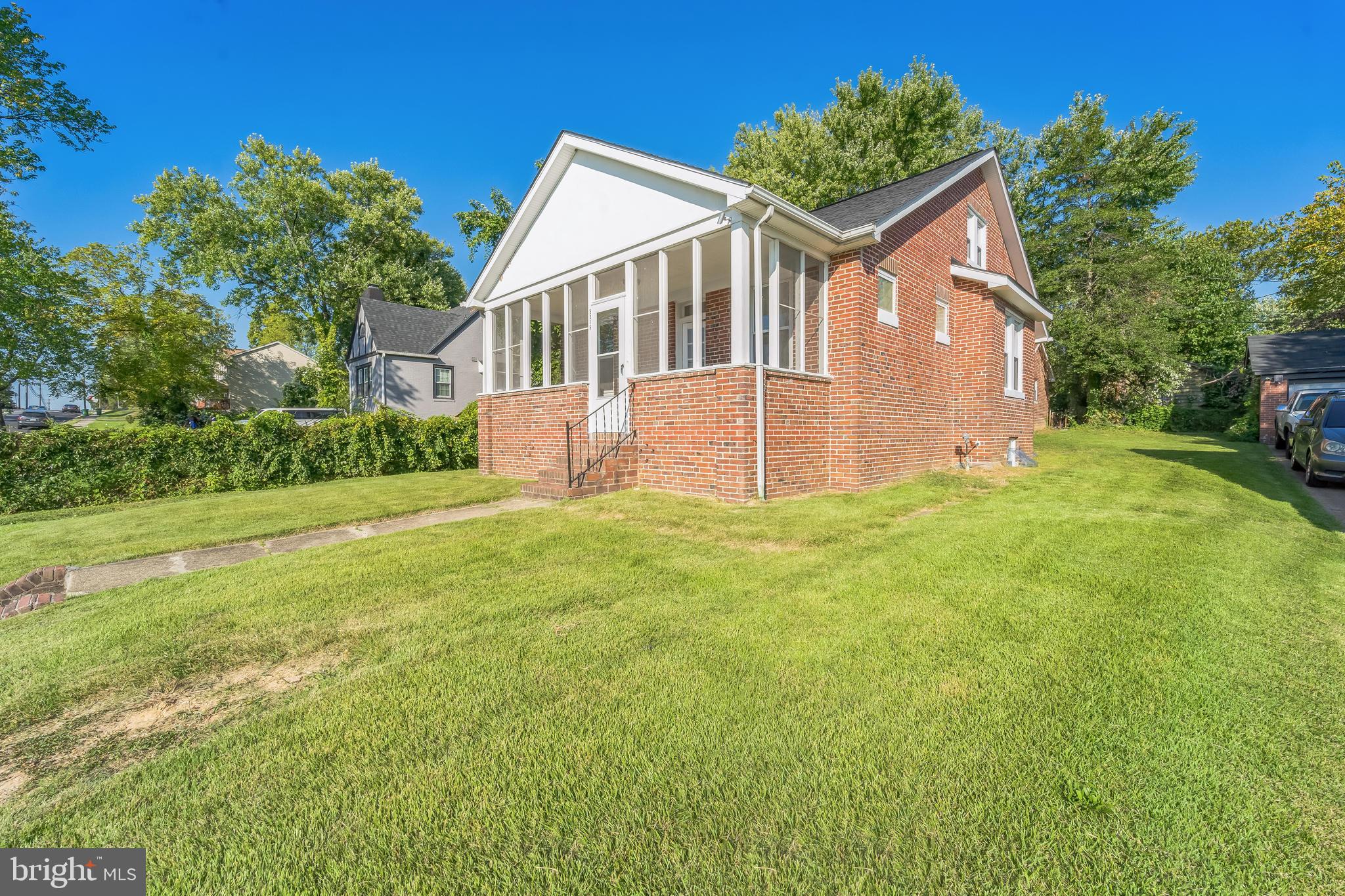 a view of a yard in front of house