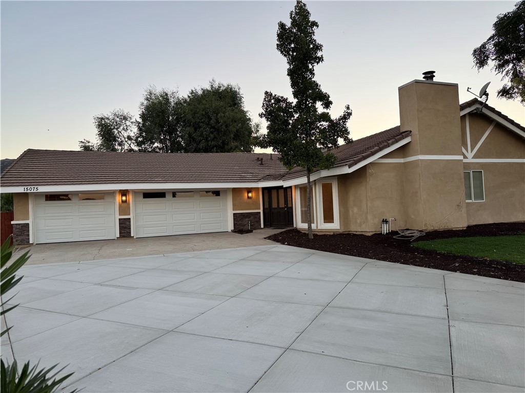 a view of a house with a backyard