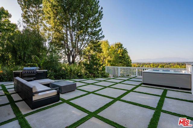 $2,295,000 | 16725 Oak View Drive | Encino