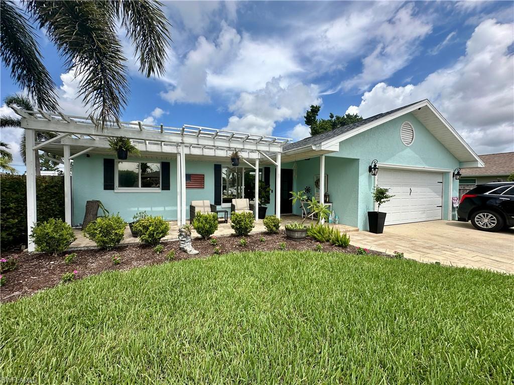 Ranch-style house with a 2 Car garage and a front yard