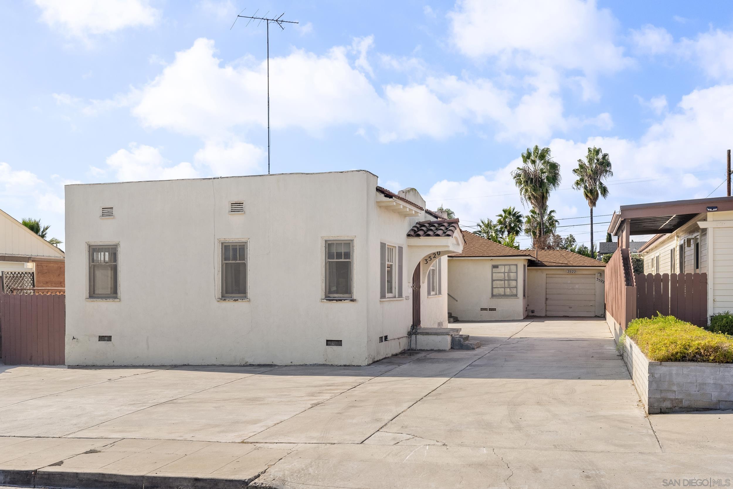 a view of a house with backyard