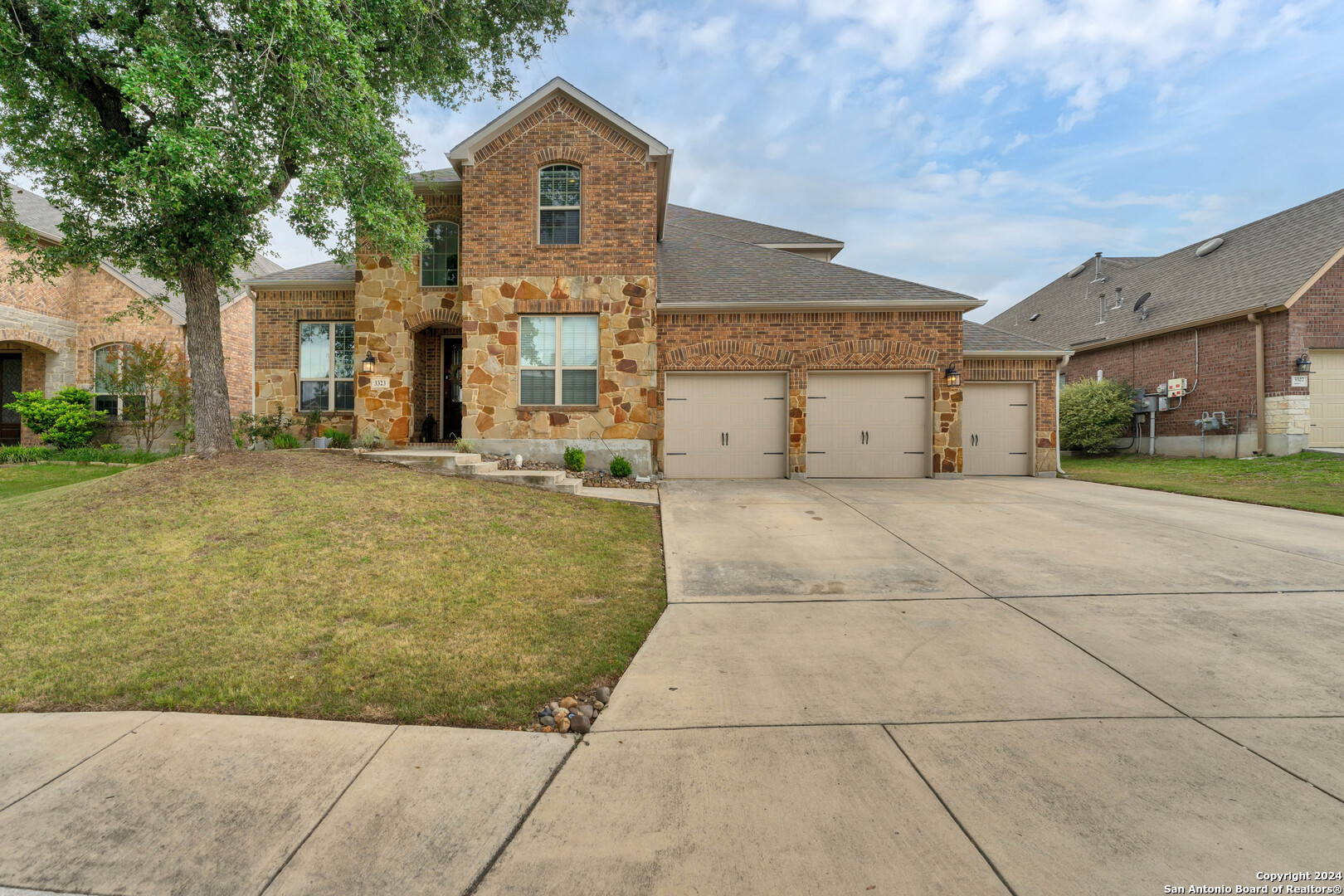 a view of a house with a yard