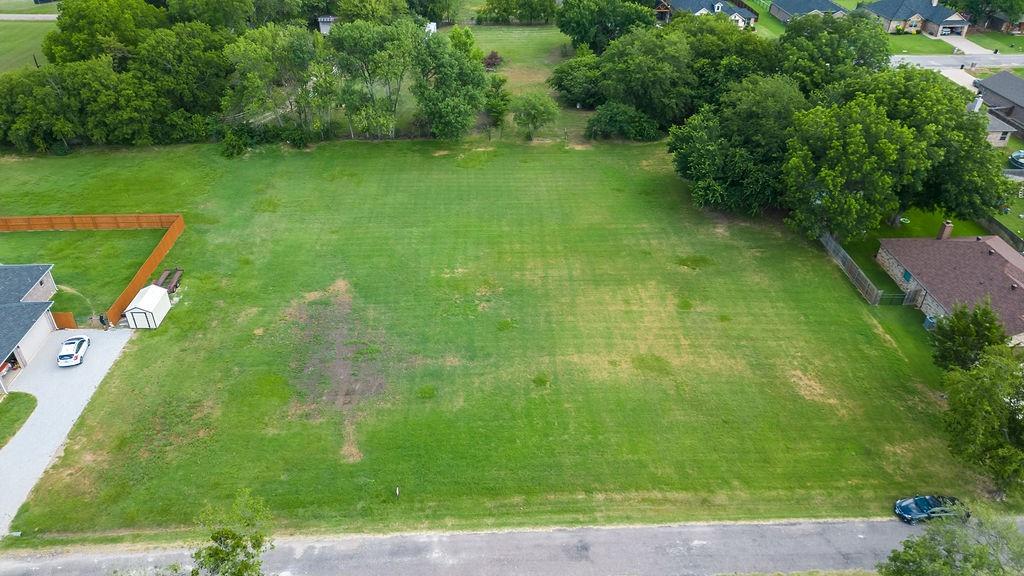 a view of yard with green space