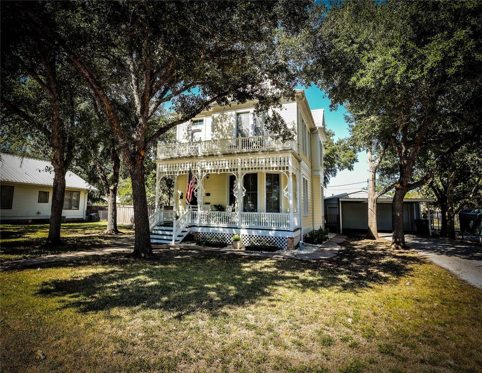 a view of a house with a yard balcony