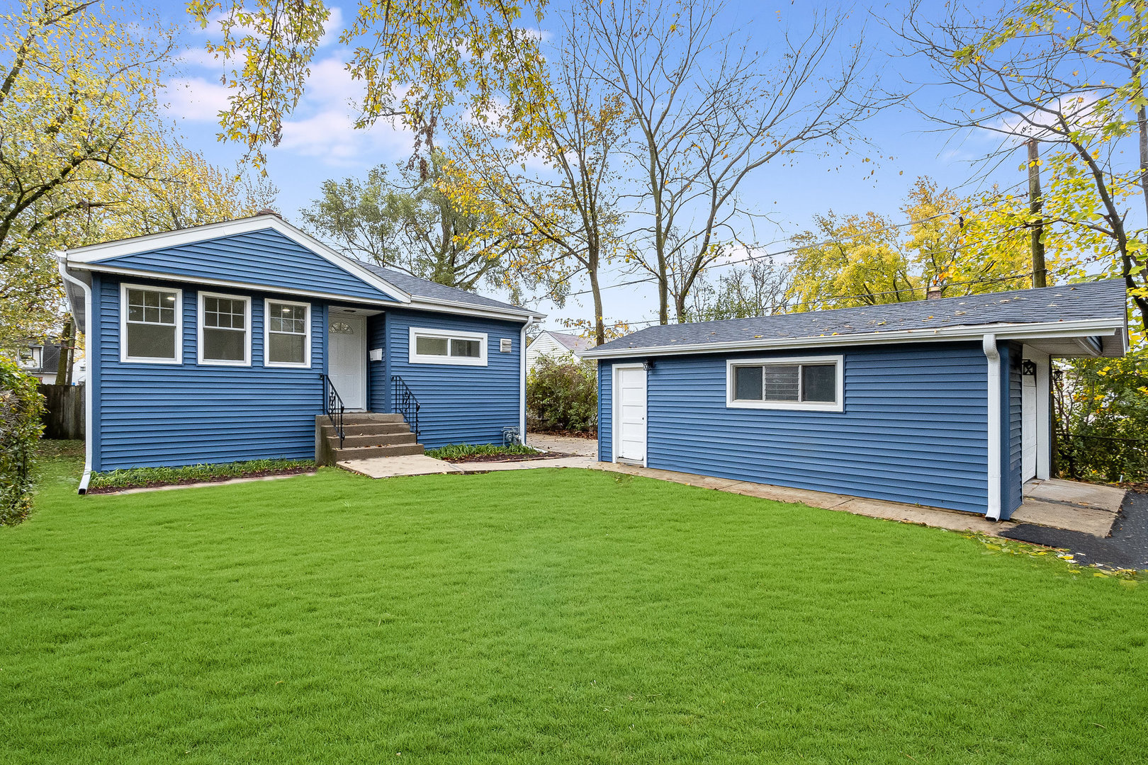 a view of a house with a yard