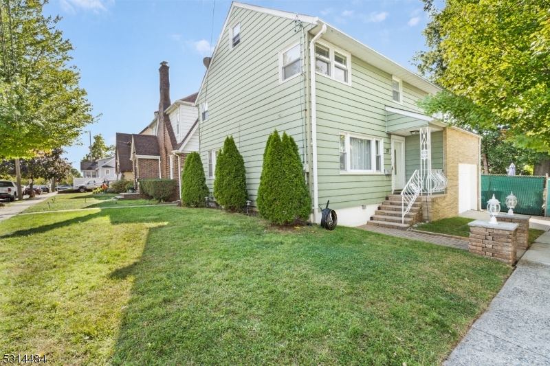 a view of a house with a backyard