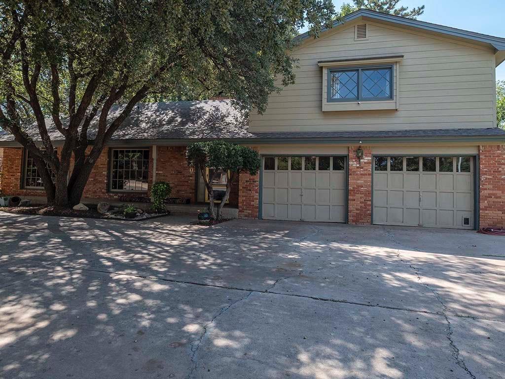 a view of a house with a yard and garage