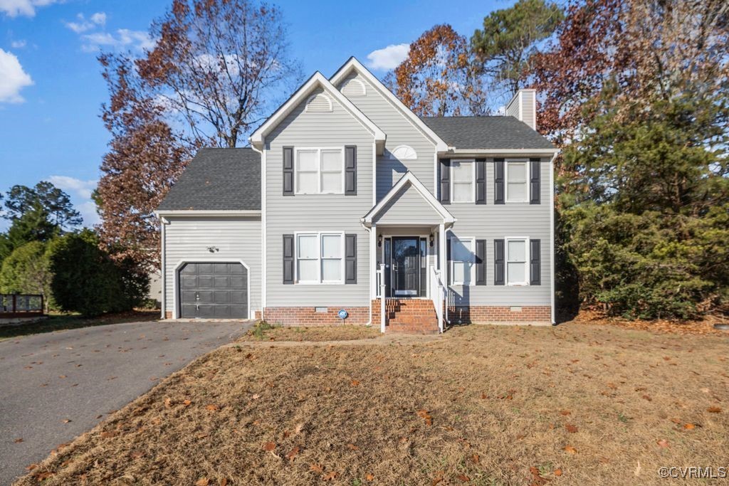 View of front of house with a garage and a front l