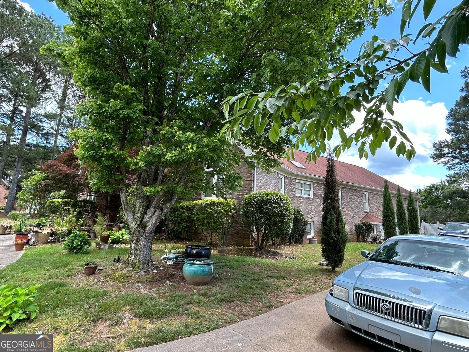 a view of a yard in front of a house