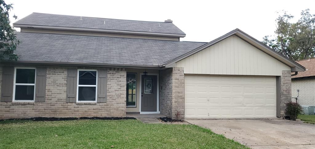 a front view of house with yard