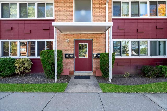 $299,999 | 400 Fulton Street, Unit 9D | Farmingdale Village