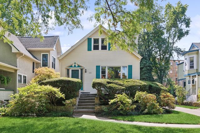 $625,000 | 2021 West Greenleaf Avenue | East Rogers Park