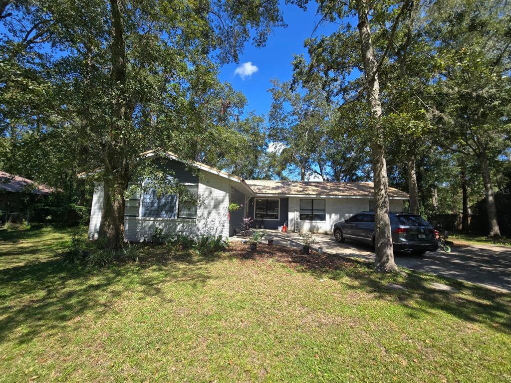 a view of a house with a yard