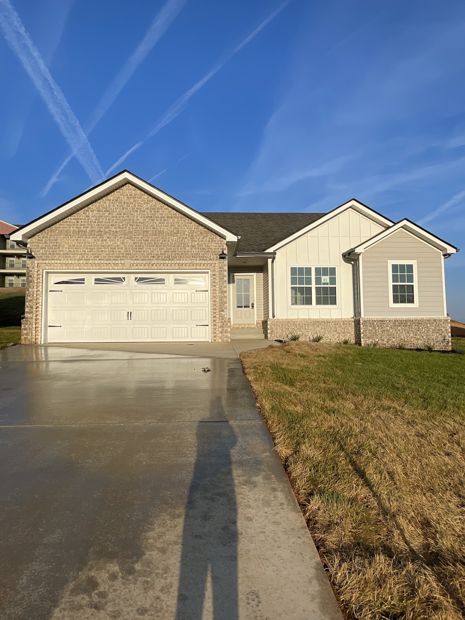 a view of a house with backyard