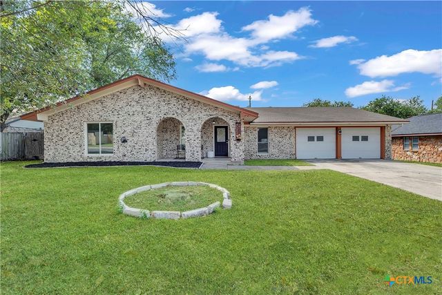 $285,000 | 402 Cottonwood Drive | Highland Oaks Estates