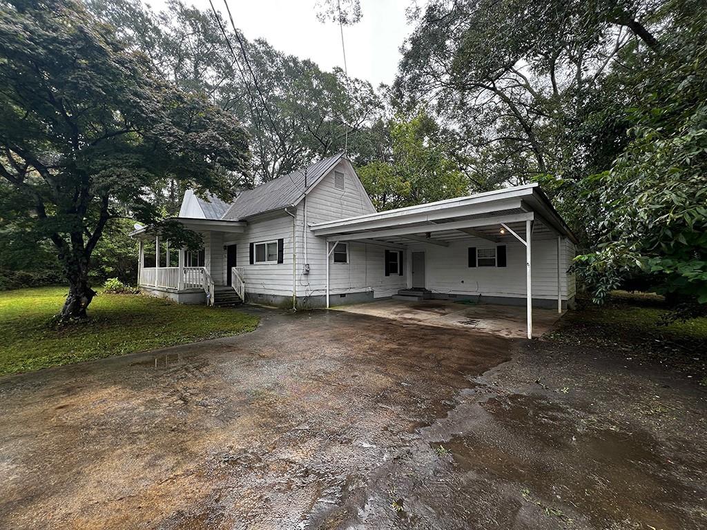 a view of a house with a yard