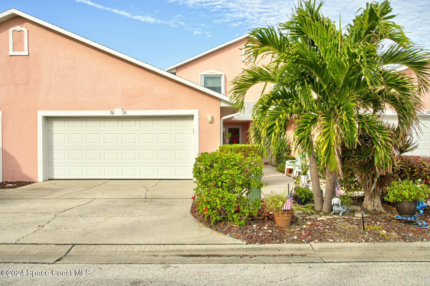 2 car garage and front of house