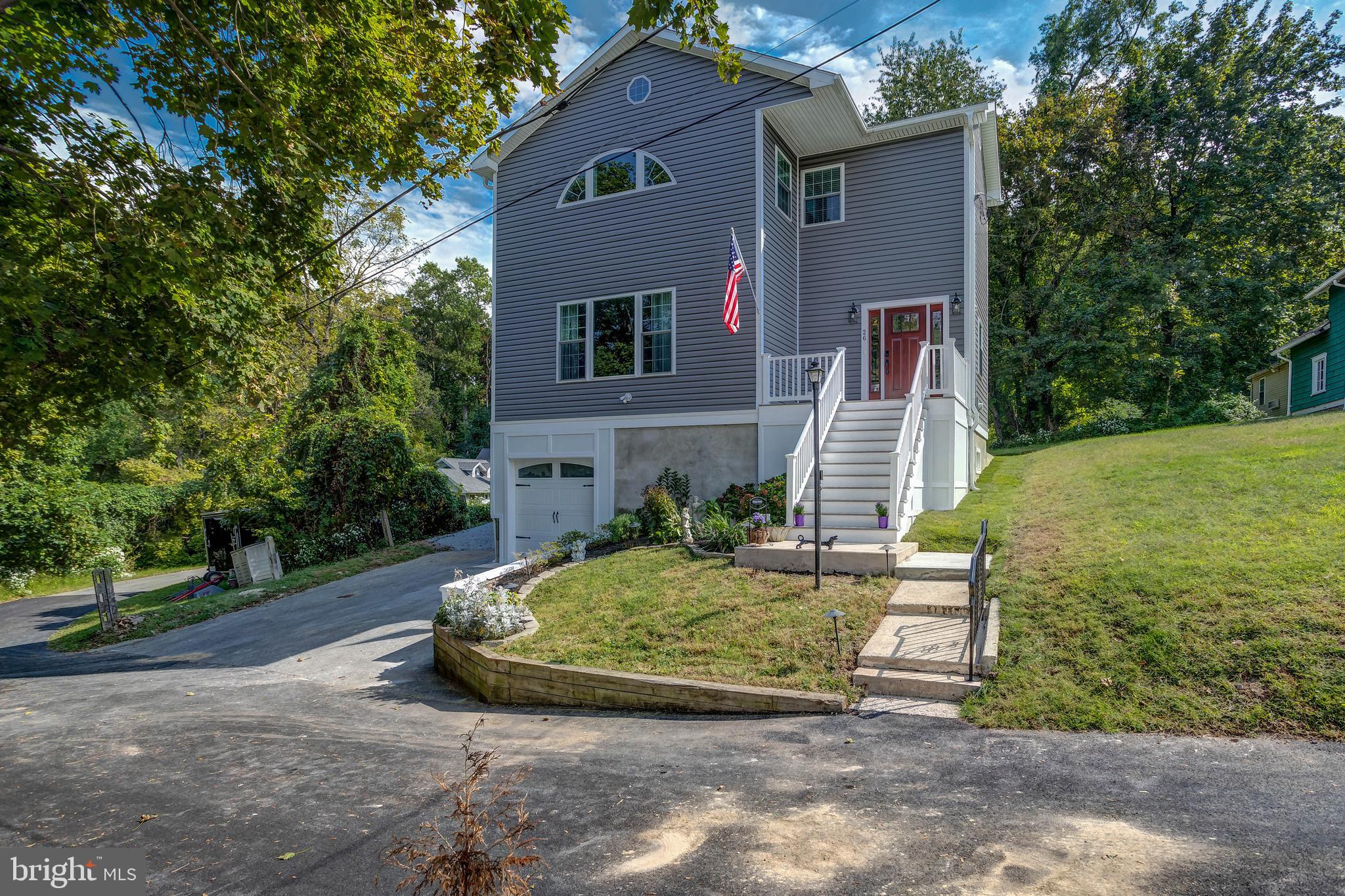 a view of a house with a yard