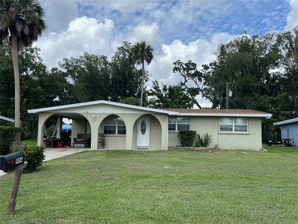 a view of a house with backyard and garden