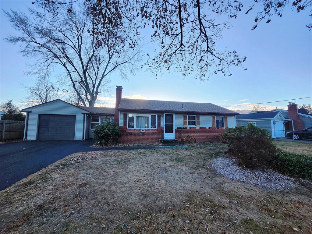 a view of a house with a yard