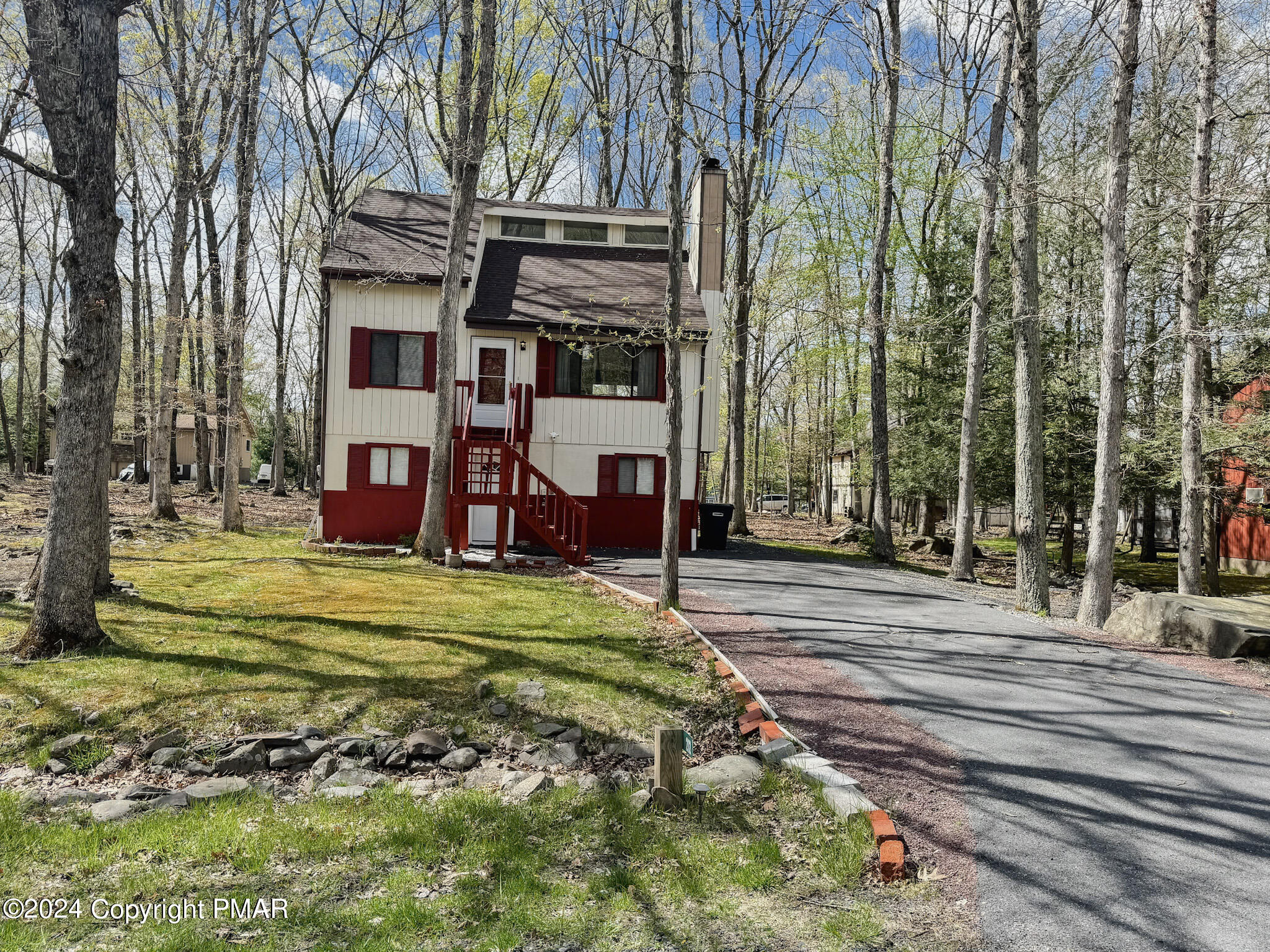 a view of a house with a yard