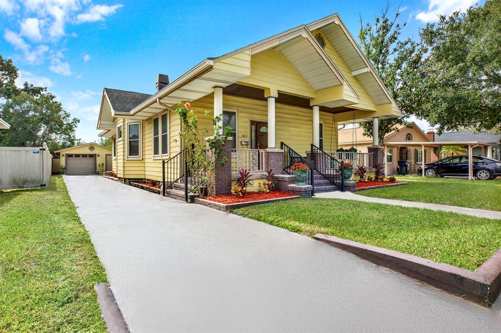 a view of a house with a yard