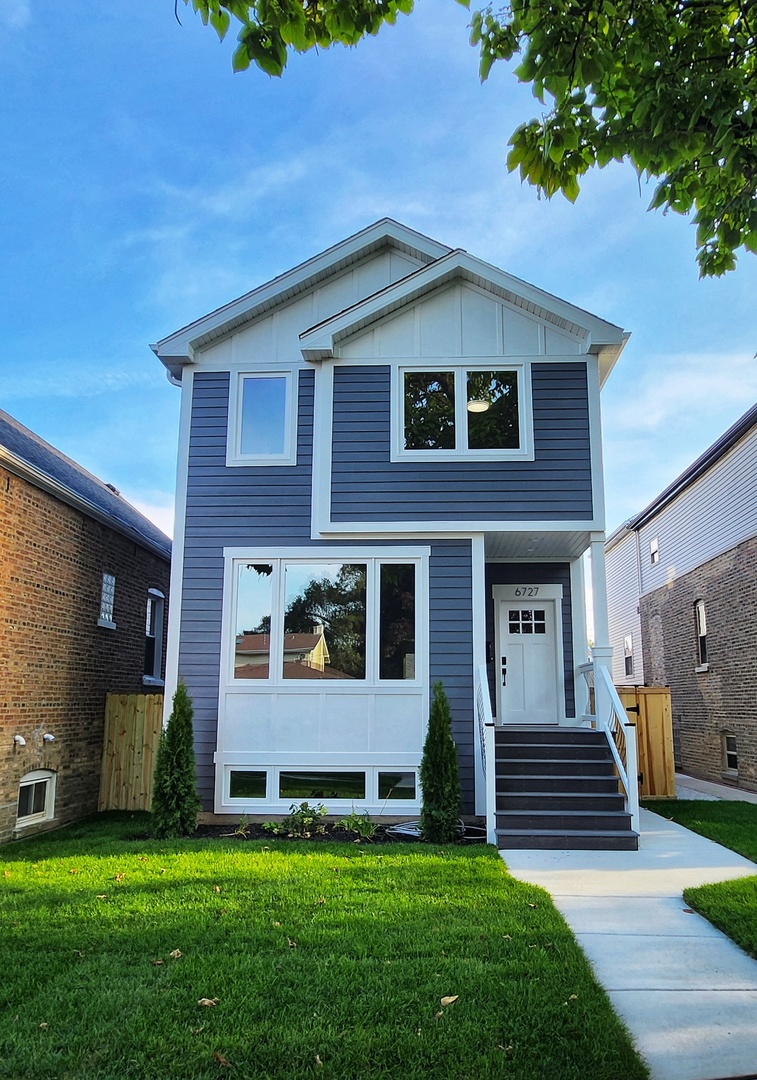 a view of a house with a yard