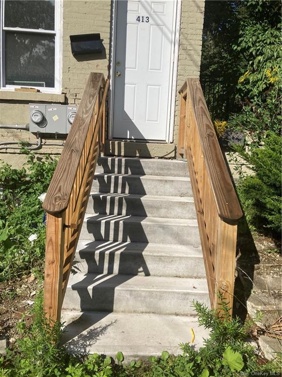 a view of entryway with a front door