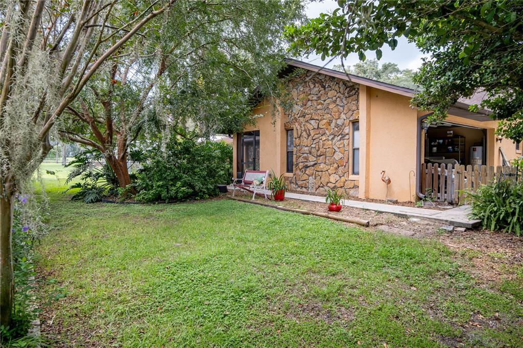 a view of a house with backyard and garden