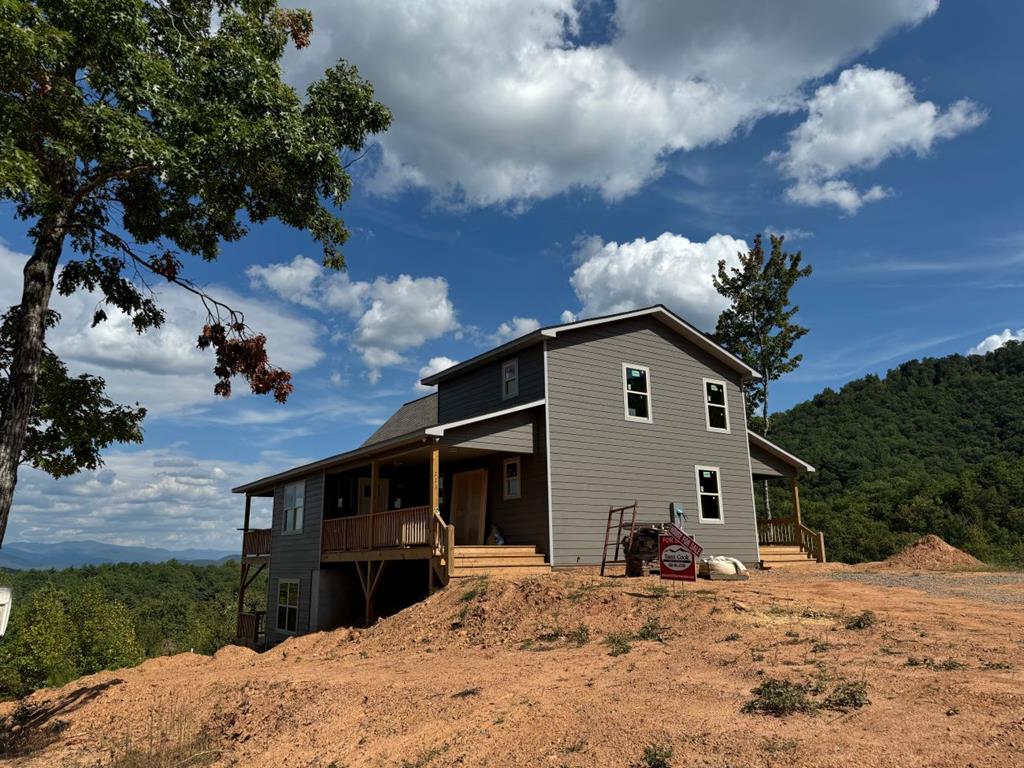 a view of a house with a yard