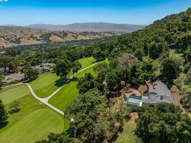 $2,000,000 | 102 Castlewood Drive | Castlewood