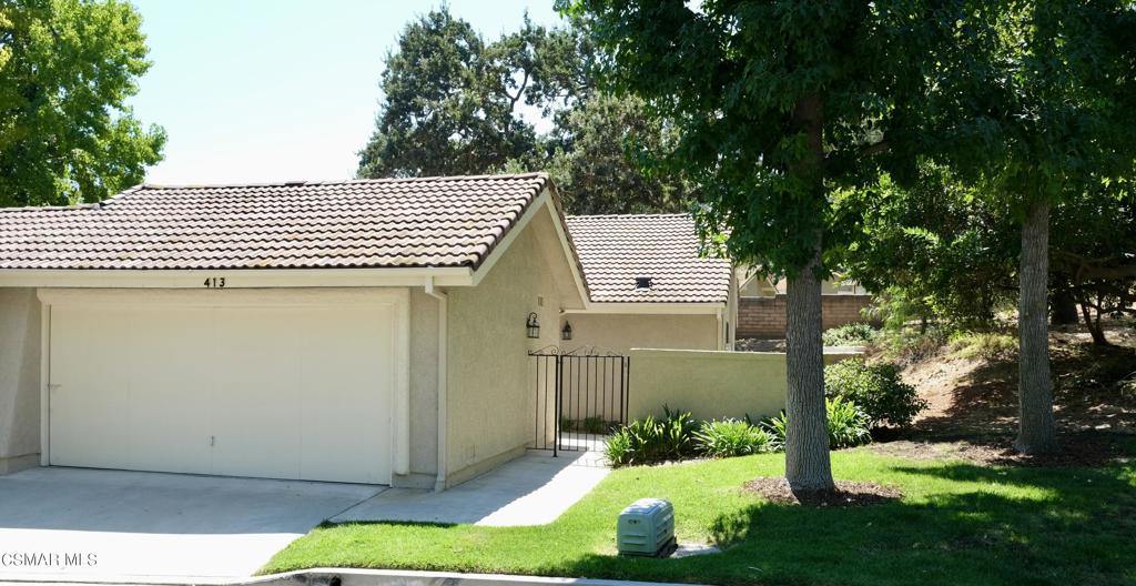 a view of back yard of the house