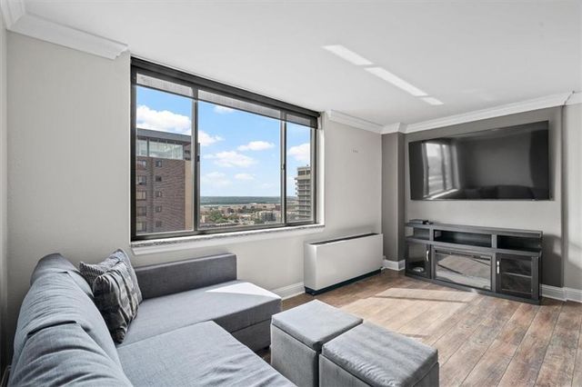 $214,000 | 700 East 8th Street, Unit 15B | The Manhattan