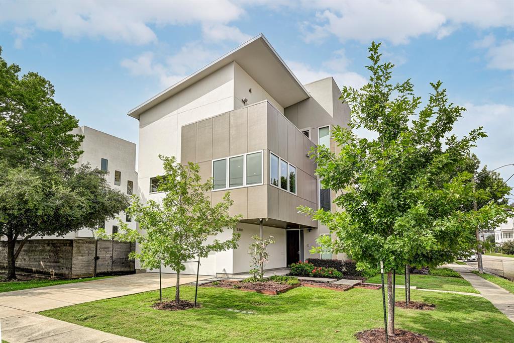 Custom modern home in the heart of the museum district.