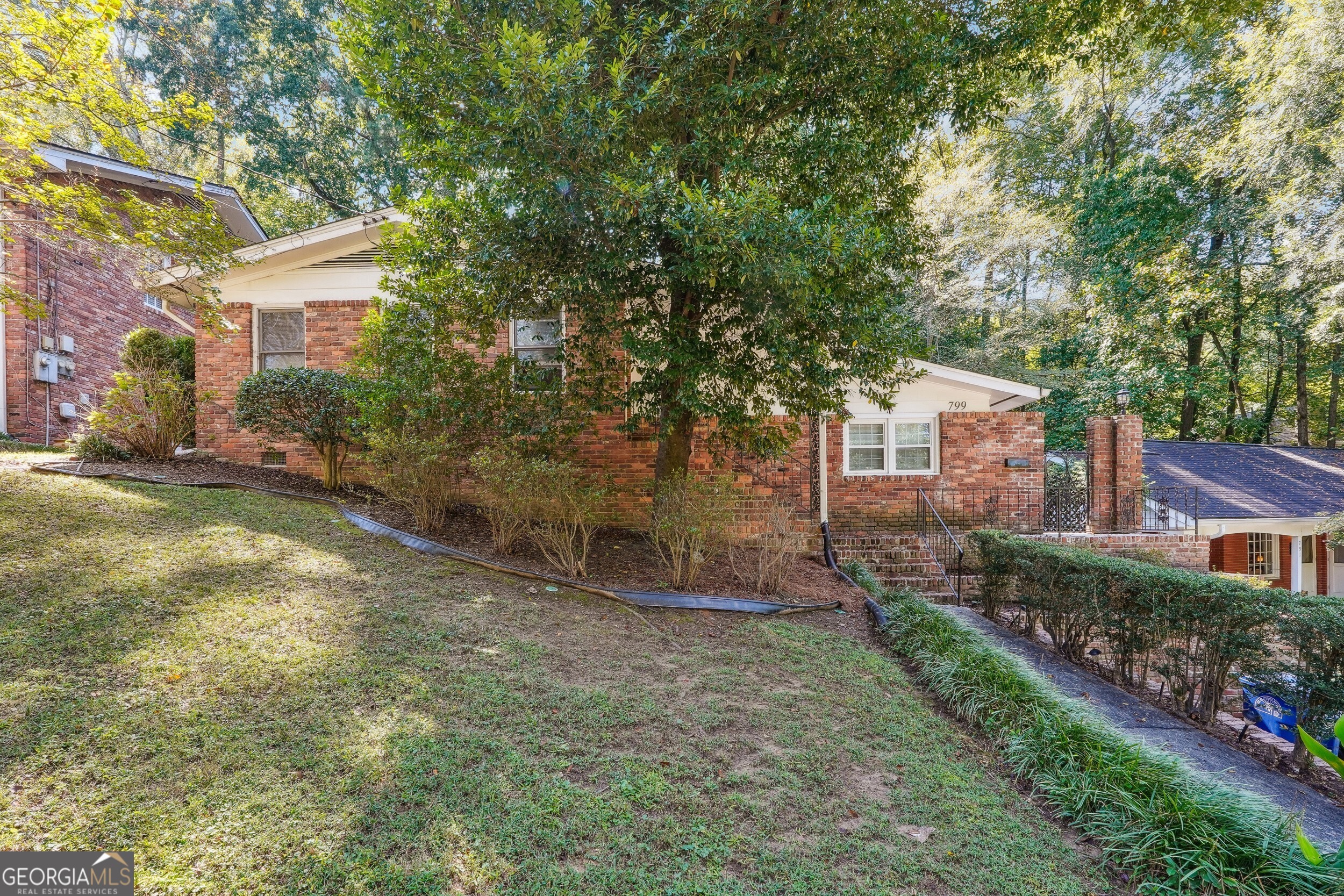 a view of a house with a yard