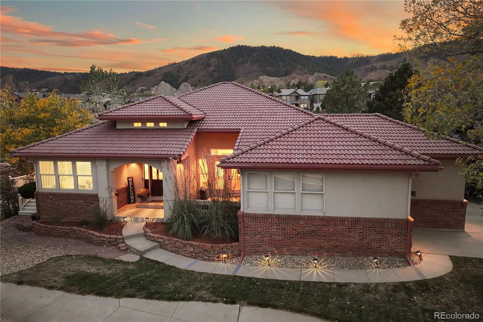 a view of a house with a yard