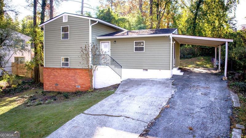 a view of a house with backyard and garden