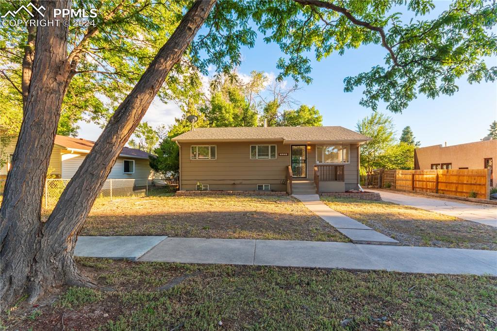 a view of a house with a yard