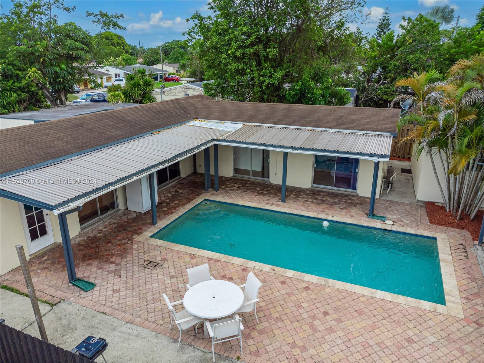 a view of a house with a backyard