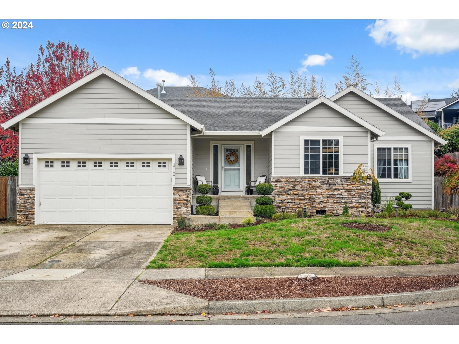 a view of a house with a yard