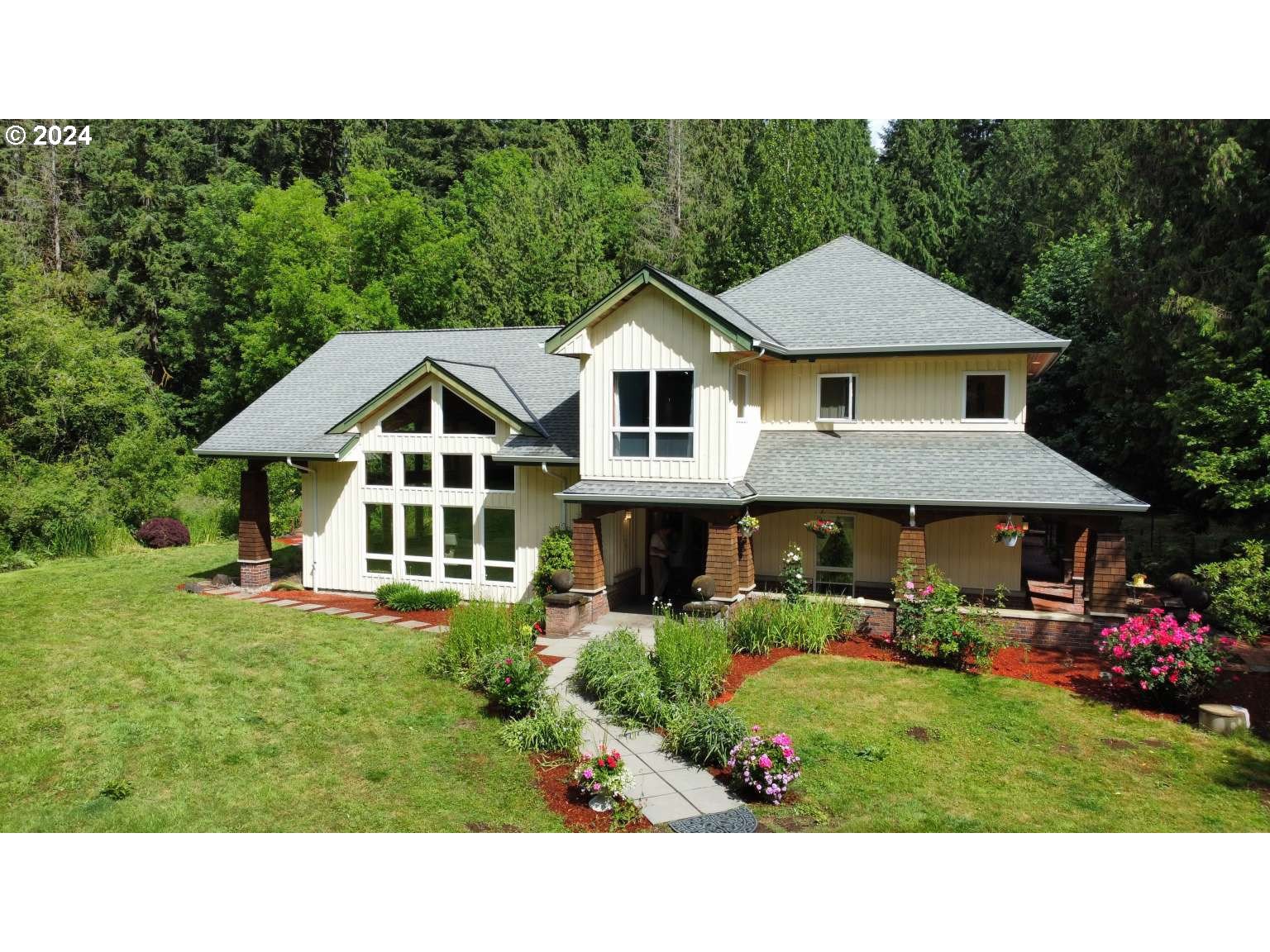 a view of a house with a backyard