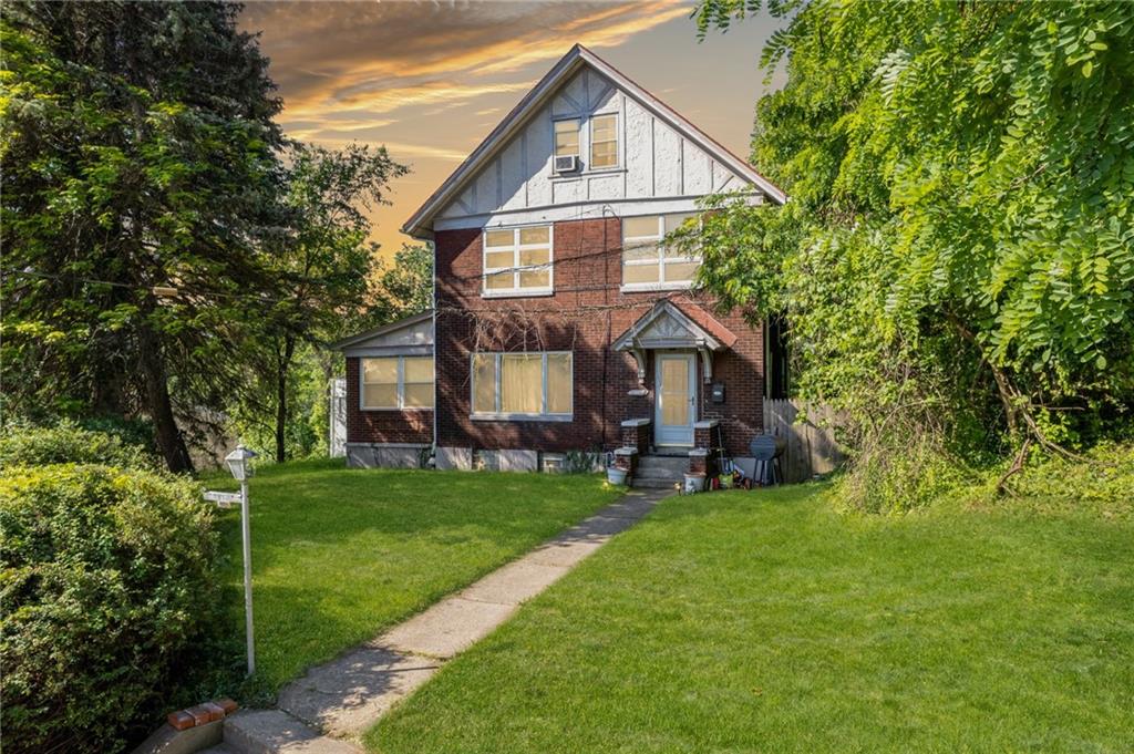 a view of a house with a yard