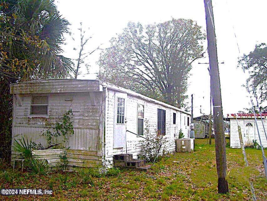 a view of back yard of the house