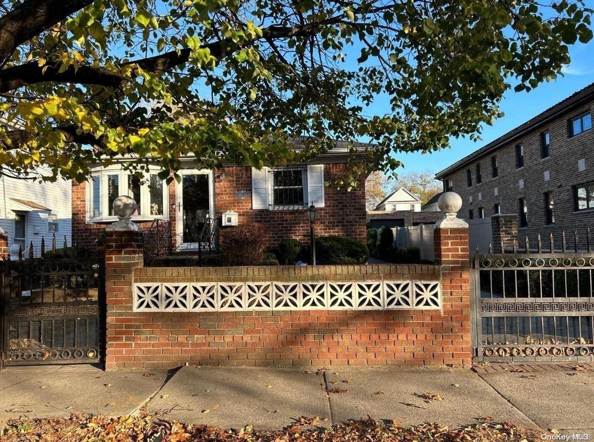 a view of a house with a tree