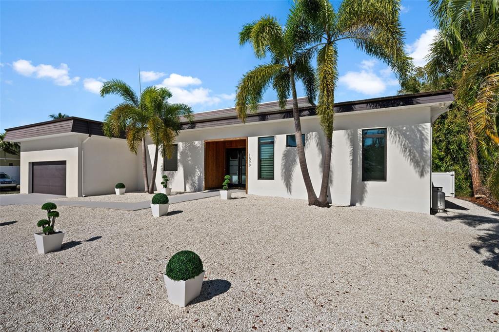 a view of a house with backyard and plants