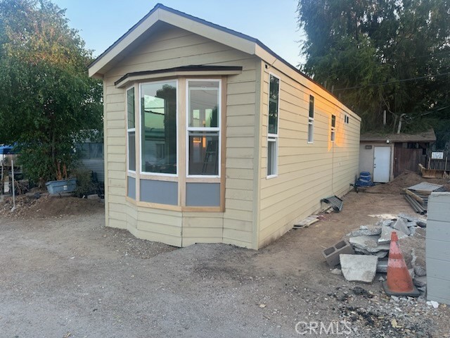 a view of a small house with yard