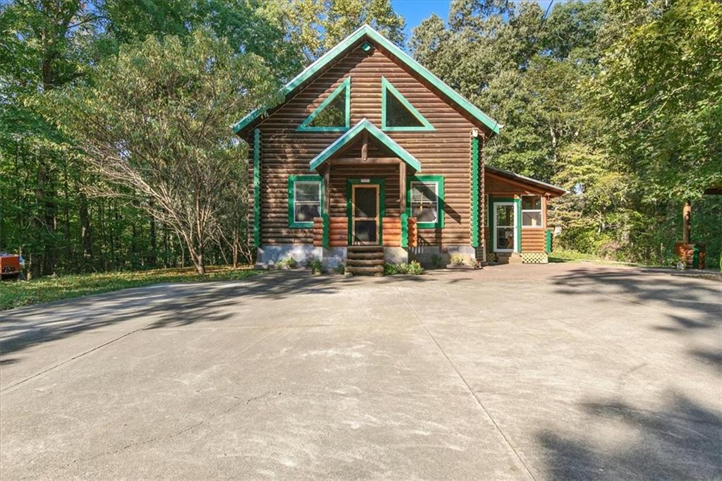 a view of a house with a yard