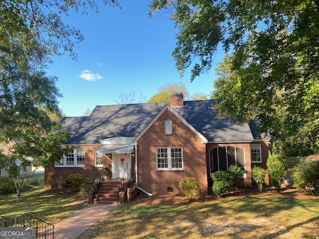 a view of a house with a yard