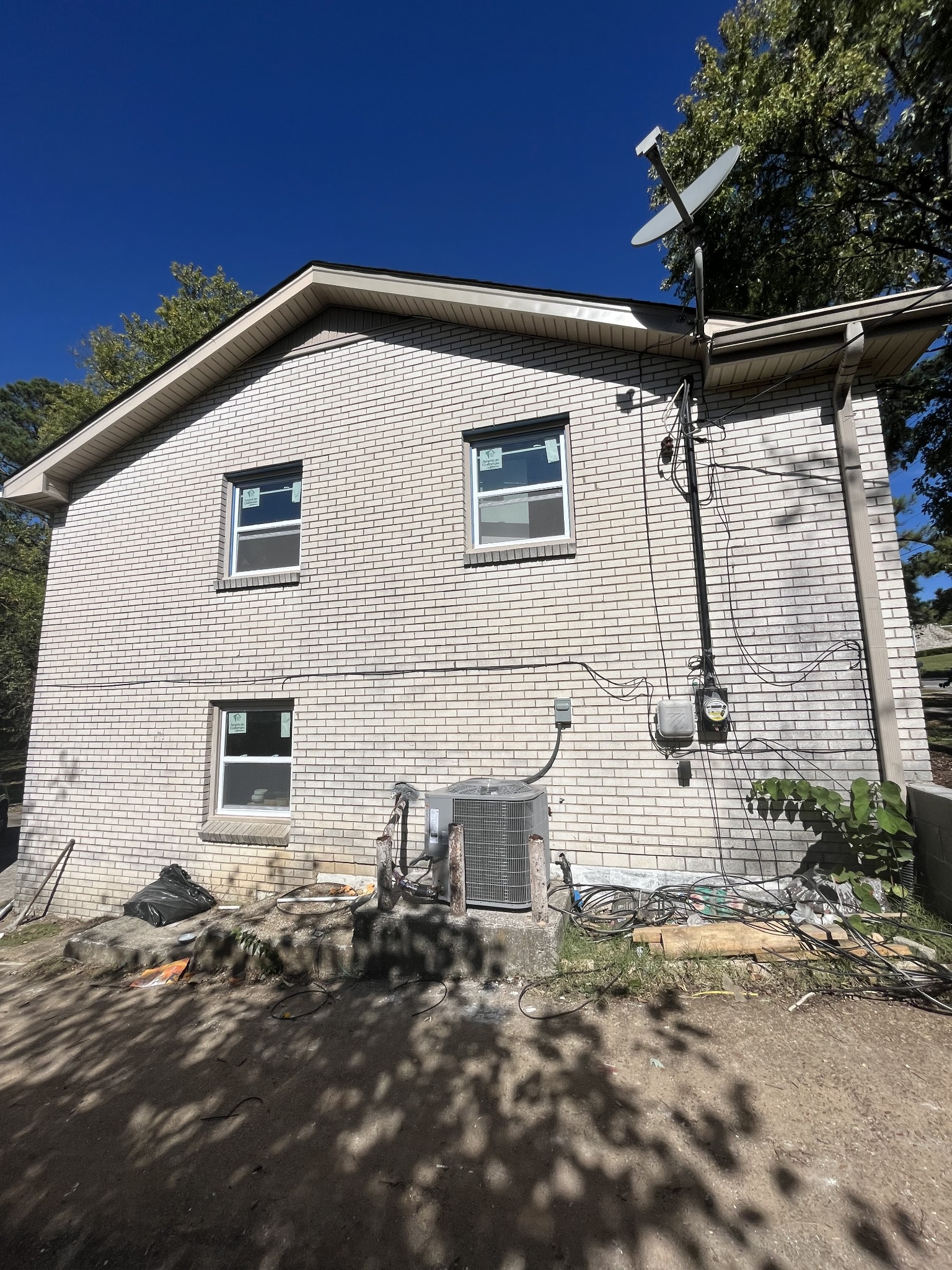 a view of a house with a backyard