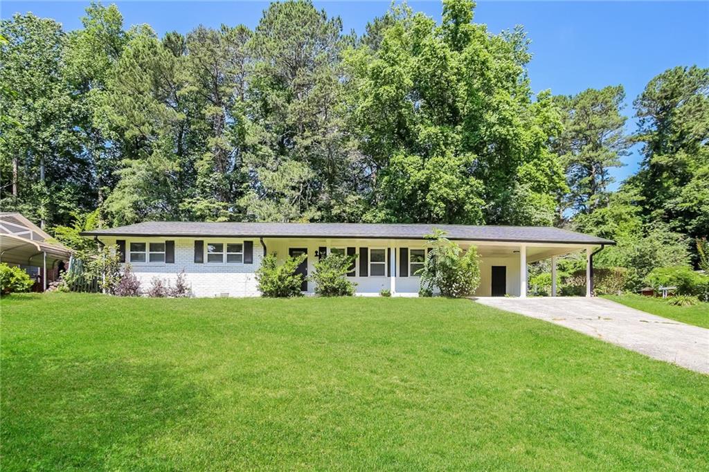 a view of a house with a yard